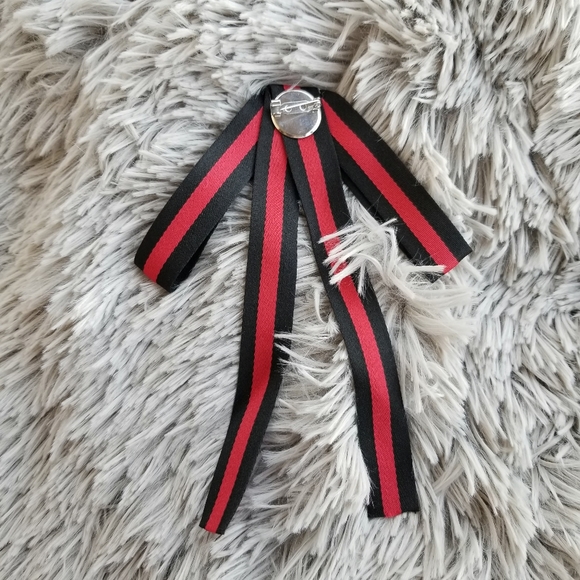 🍒NWOT🍒 LADY CAMEO BROOCH - Picture 3 of 4